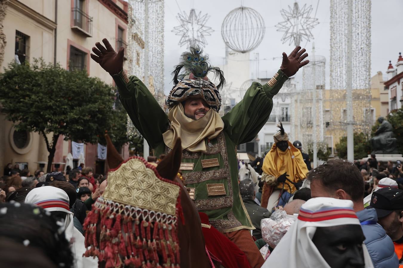 El Heraldo Real fue repartiendo caramelos durante todo el recorrido, repleto de niños a pesar de la lluvia
