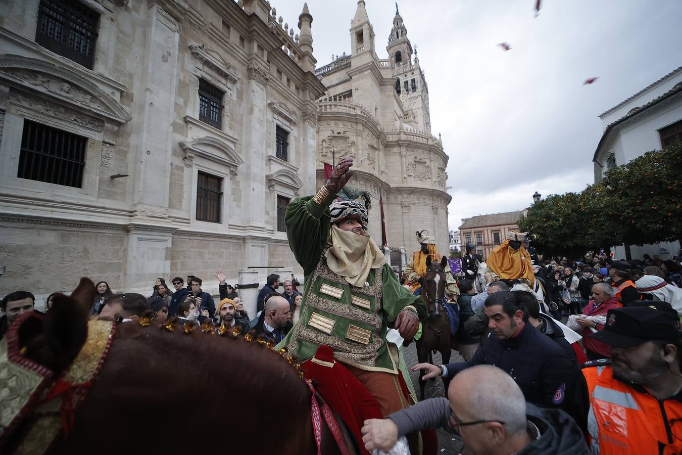 El Heraldo Real fue repartiendo caramelos durante todo el recorrido, repleto de niños a pesar de la lluvia