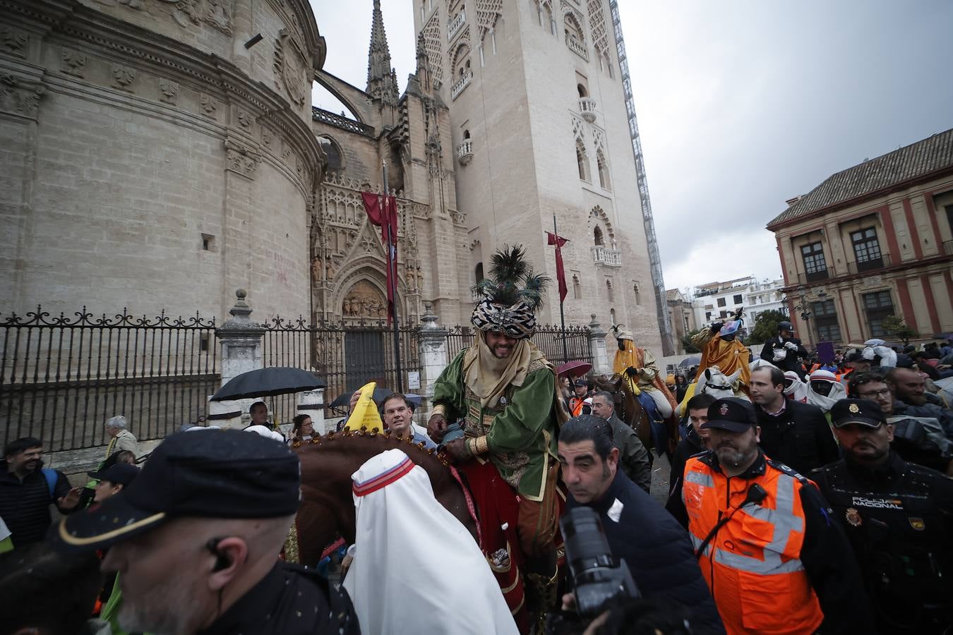 El Heraldo Real fue repartiendo caramelos durante todo el recorrido, repleto de niños a pesar de la lluvia