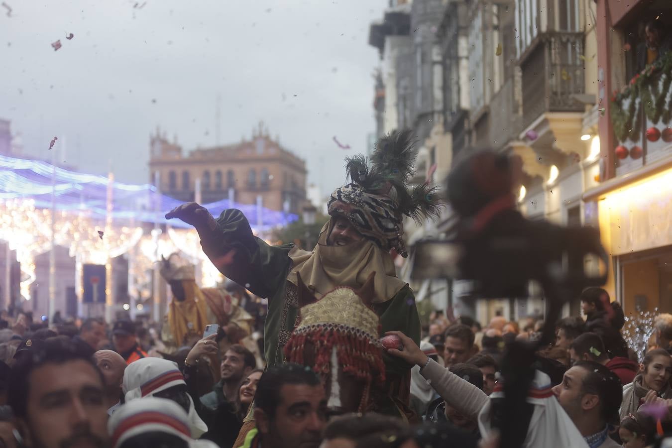 El Heraldo Real fue repartiendo caramelos durante todo el recorrido, repleto de niños a pesar de la lluvia