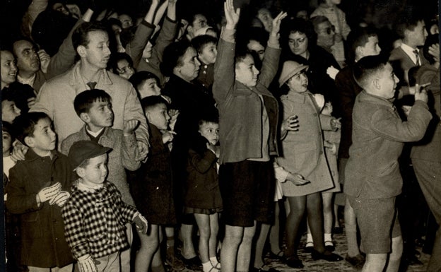 Los niños disfrutando de la cabalgata también son protagonistas en el archivo de ABC