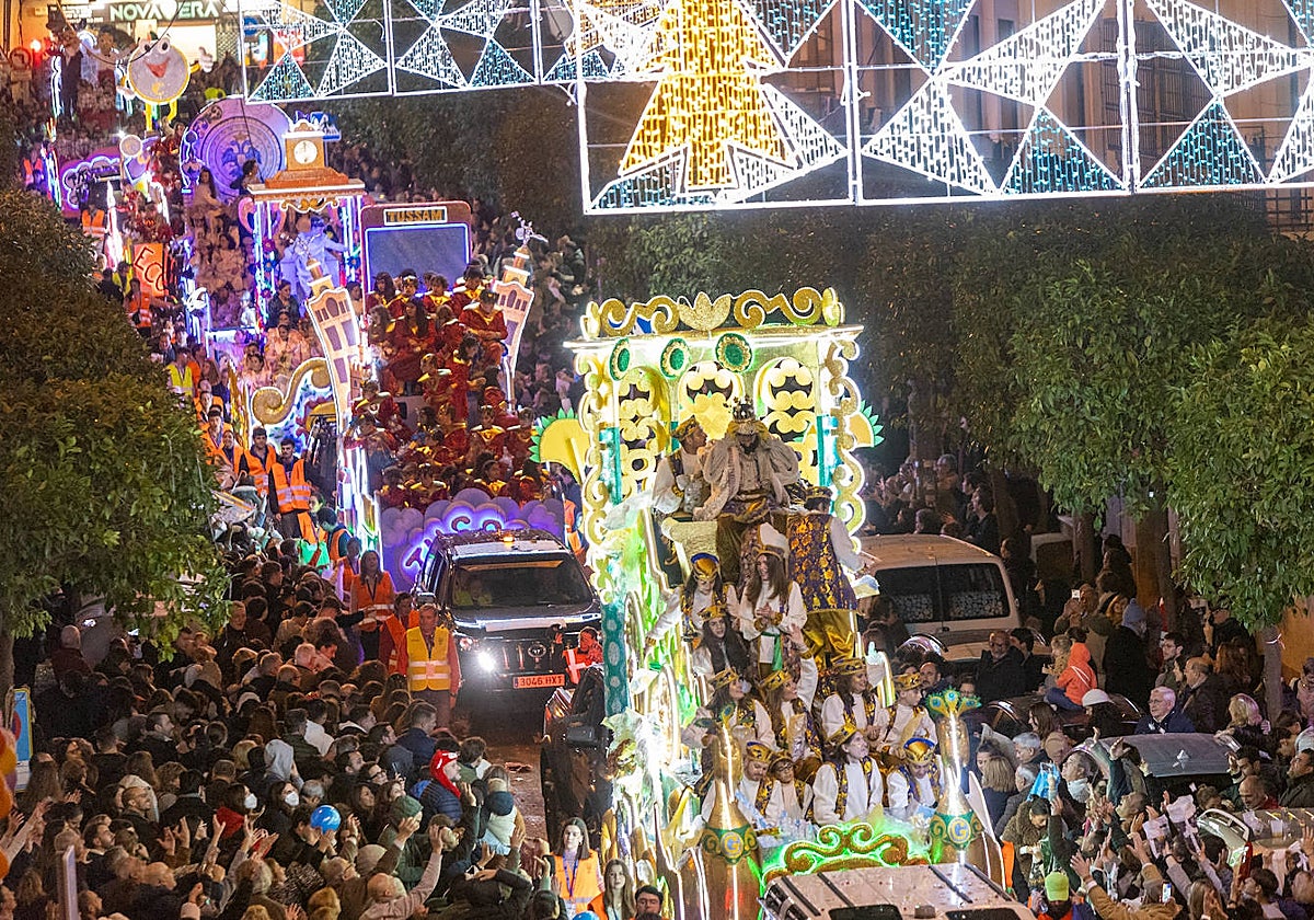 La Cabalgata de Reyes Magos a su paso por la calle Feria