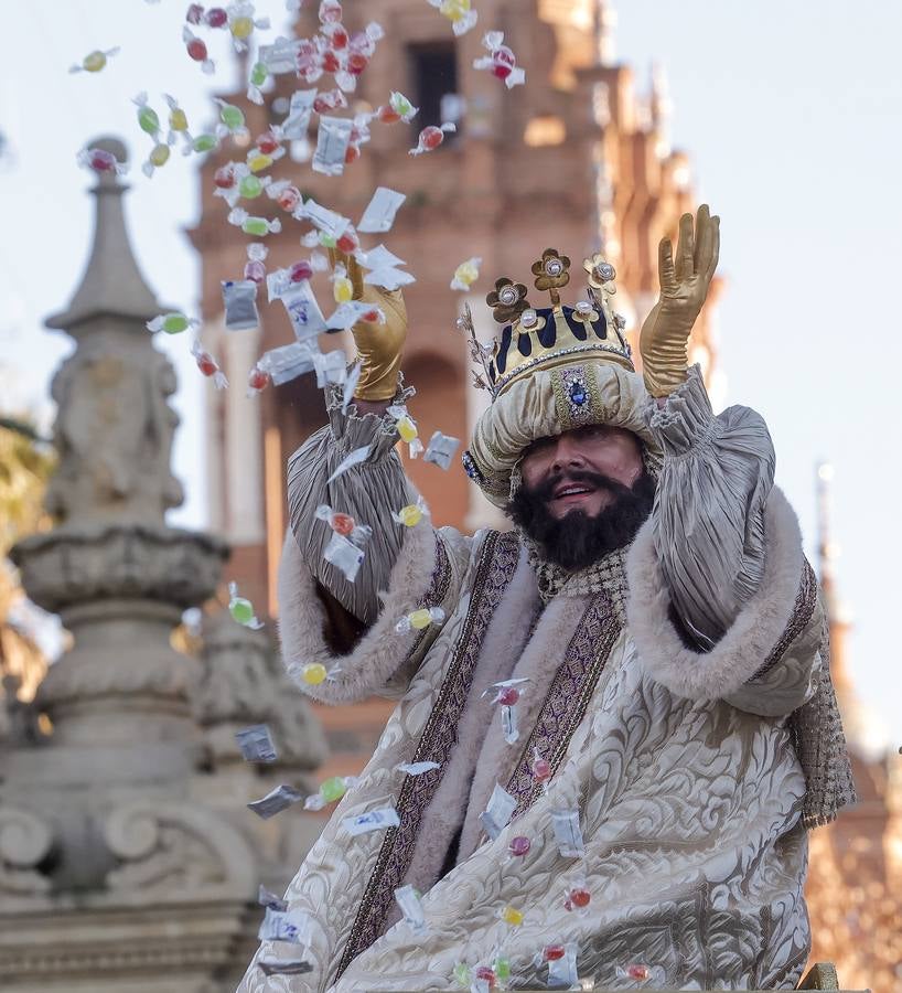 Una lluvia de regalos y caramelos hizo las delicias de las miles de personas que esperaban el paso de los Reyes Magos en Sevilla
