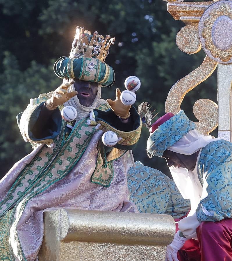 Una lluvia de regalos y caramelos hizo las delicias de las miles de personas que esperaban el paso de los Reyes Magos en Sevilla