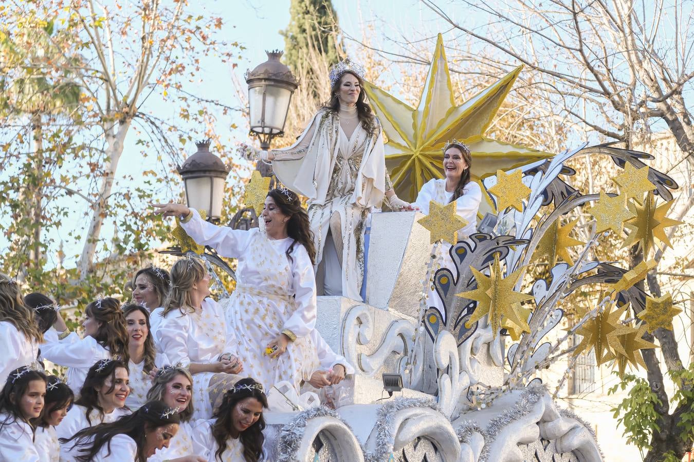 Una lluvia de regalos y caramelos hizo las delicias de las miles de personas que esperaban el paso de los Reyes Magos en Sevilla