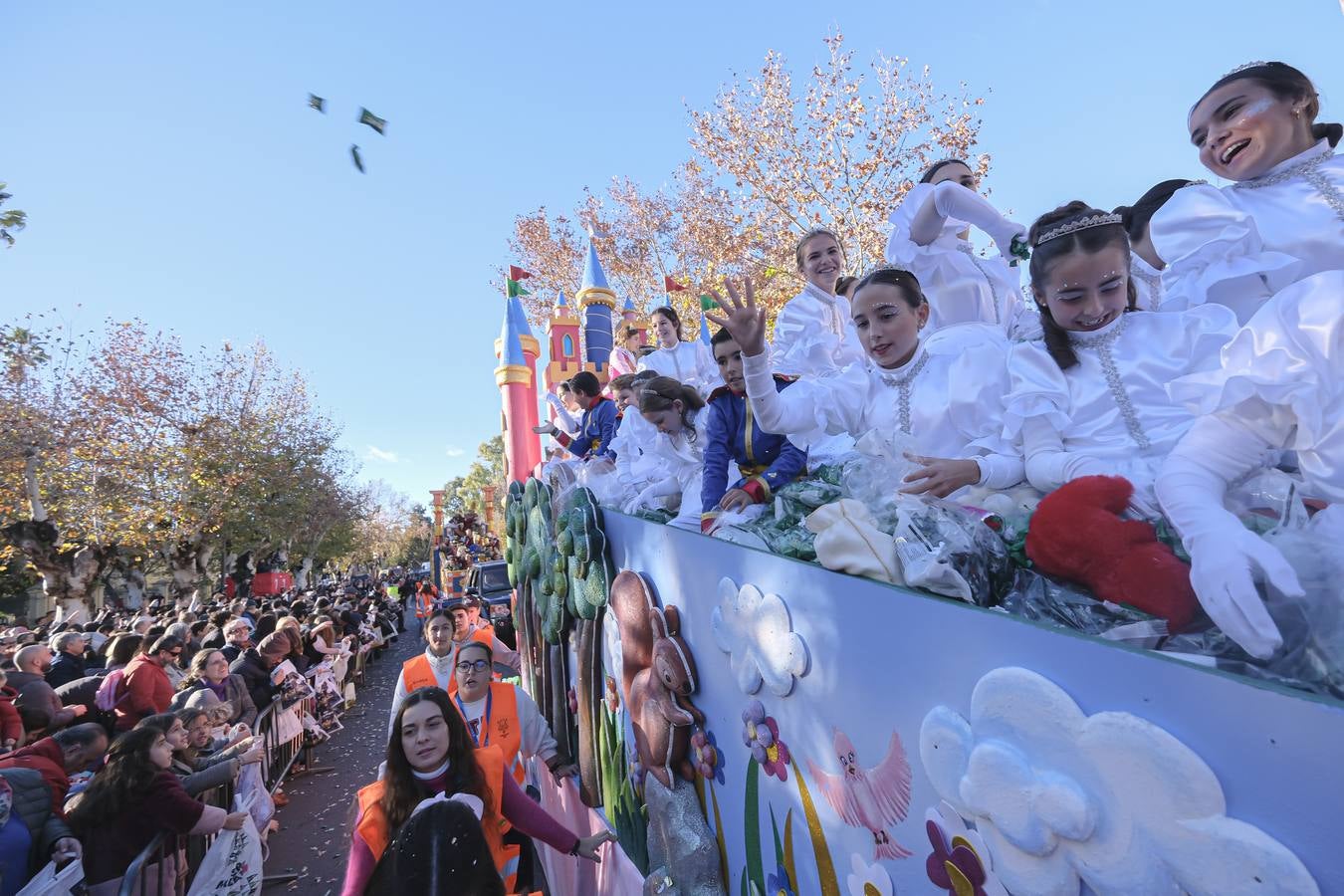 Una lluvia de regalos y caramelos hizo las delicias de las miles de personas que esperaban el paso de los Reyes Magos en Sevilla