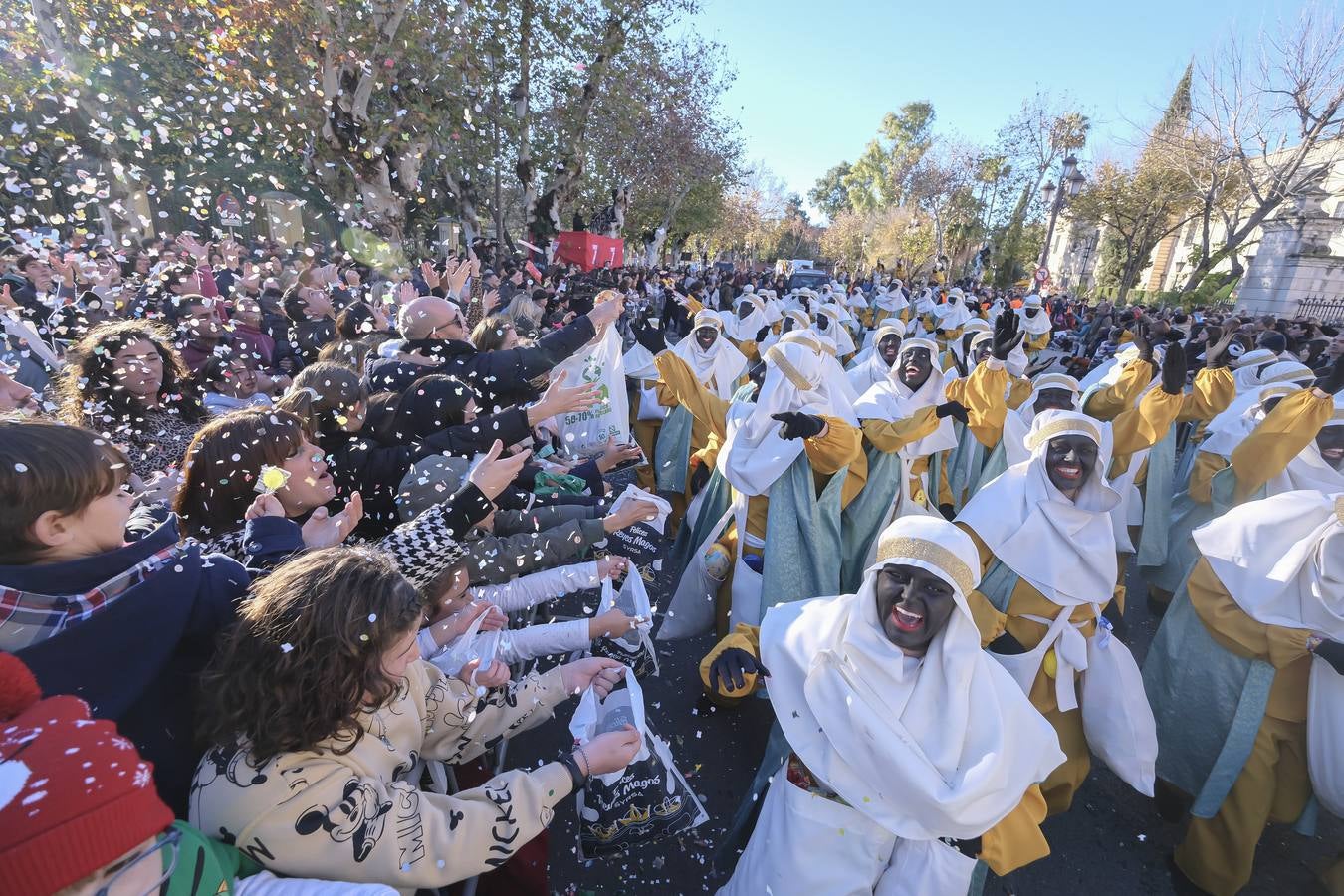 Una lluvia de regalos y caramelos hizo las delicias de las miles de personas que esperaban el paso de los Reyes Magos en Sevilla