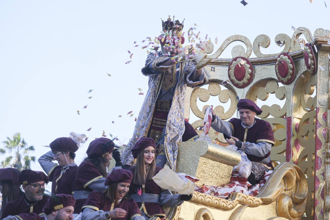 Una lluvia de regalos y caramelos hizo las delicias de las miles de personas que esperaban el paso de los Reyes Magos en Sevilla