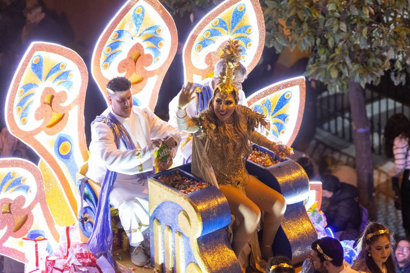 Una lluvia de regalos y caramelos hizo las delicias de las miles de personas que esperaban el paso de los Reyes Magos en Sevilla
