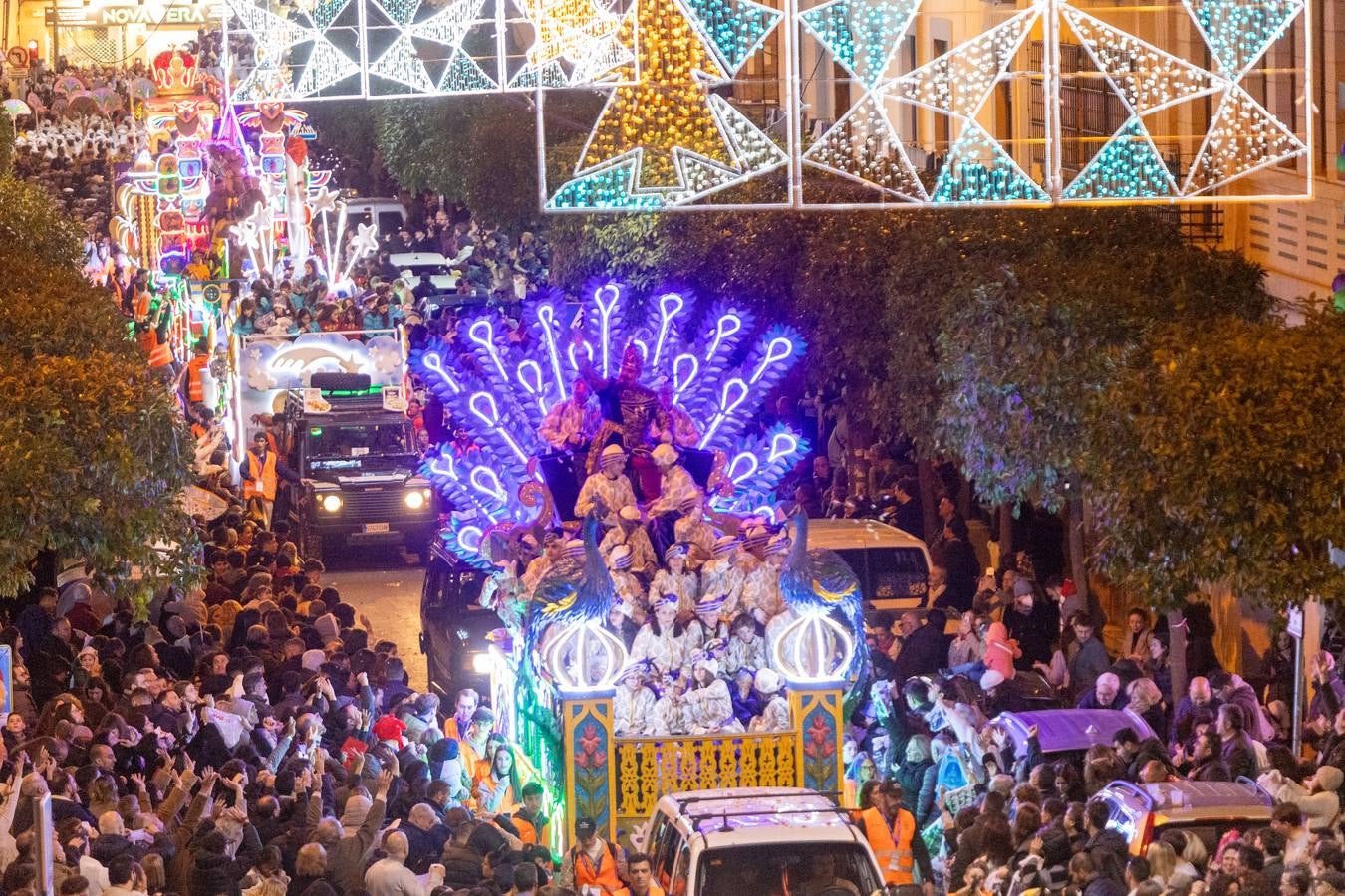 Una lluvia de regalos y caramelos hizo las delicias de las miles de personas que esperaban el paso de los Reyes Magos en Sevilla