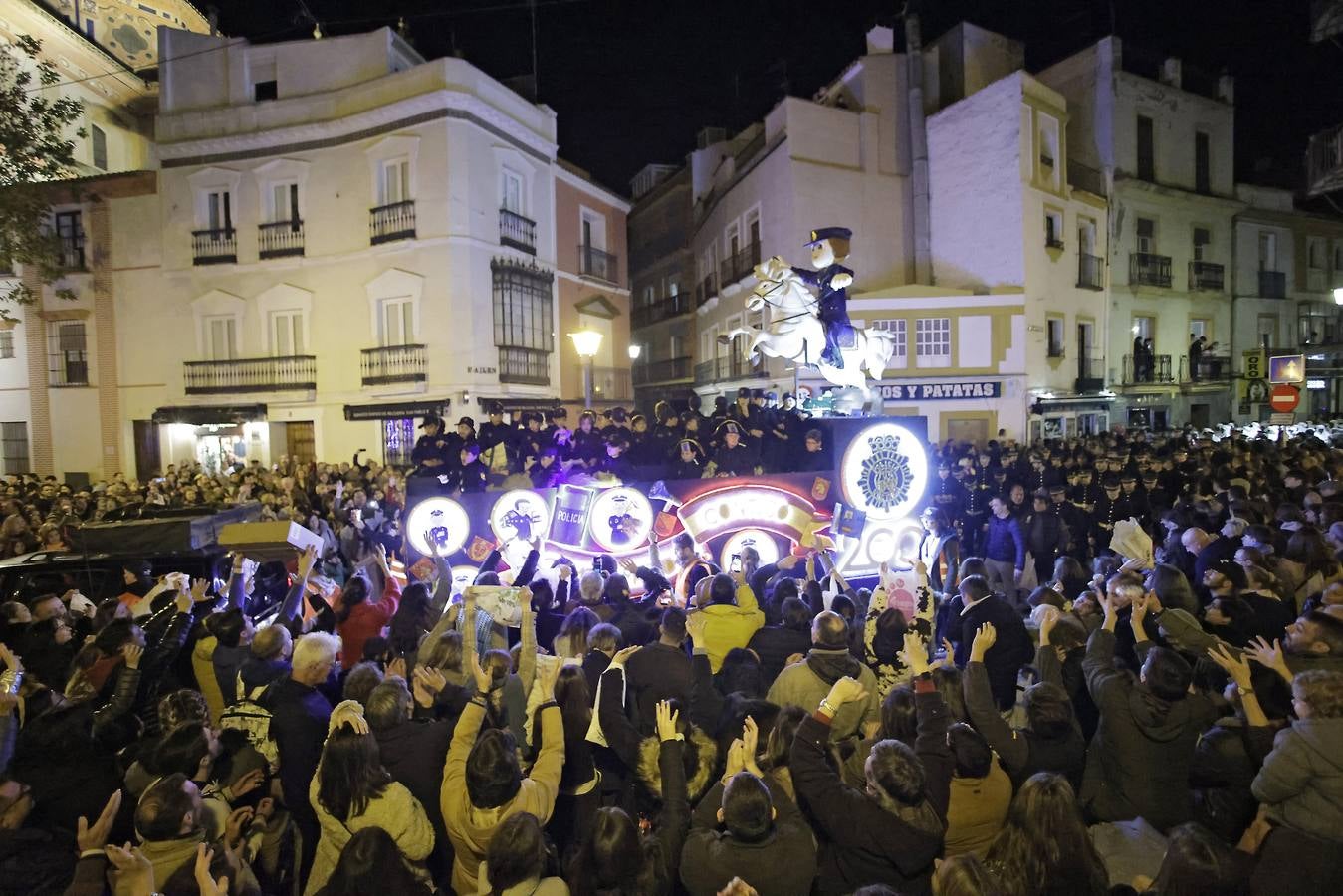 Una lluvia de regalos y caramelos hizo las delicias de las miles de personas que esperaban el paso de los Reyes Magos en Sevilla