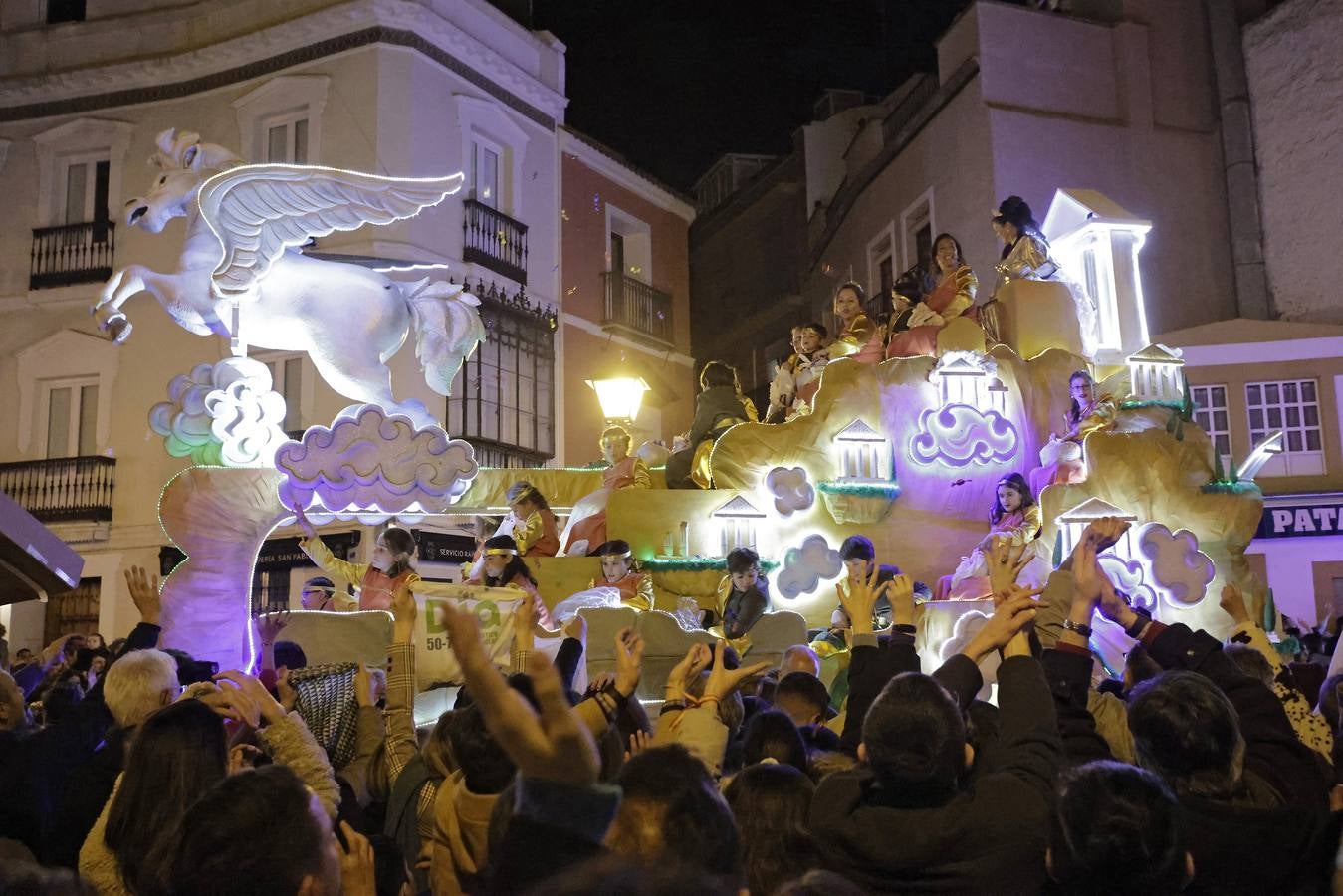 Una lluvia de regalos y caramelos hizo las delicias de las miles de personas que esperaban el paso de los Reyes Magos en Sevilla