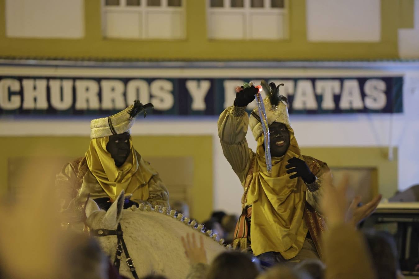 Una lluvia de regalos y caramelos hizo las delicias de las miles de personas que esperaban el paso de los Reyes Magos en Sevilla