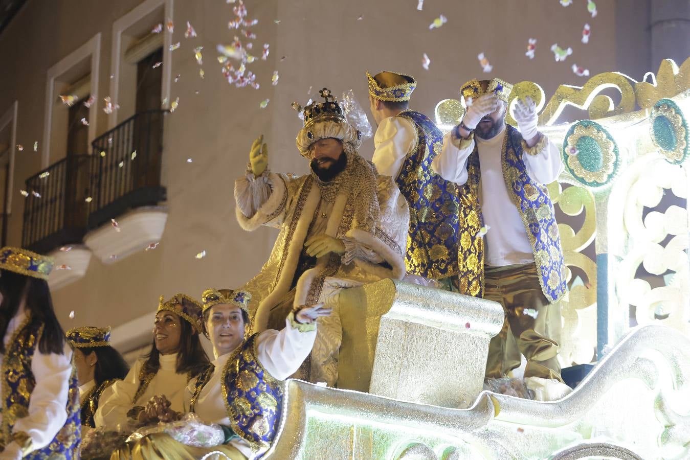 Una lluvia de regalos y caramelos hizo las delicias de las miles de personas que esperaban el paso de los Reyes Magos en Sevilla