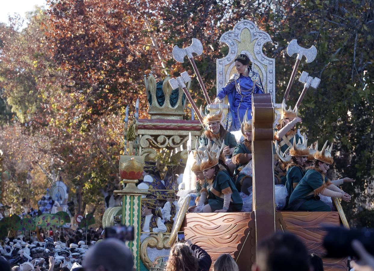 Una lluvia de regalos y caramelos hizo las delicias de las miles de personas que esperaban el paso de los Reyes Magos en Sevilla