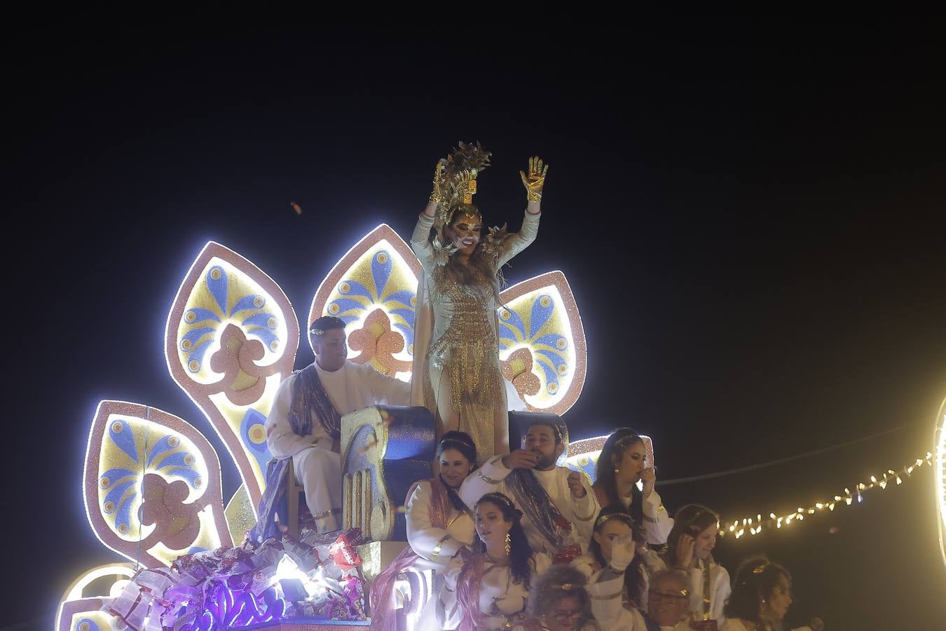 Una lluvia de regalos y caramelos hizo las delicias de las miles de personas que esperaban el paso de los Reyes Magos en Sevilla