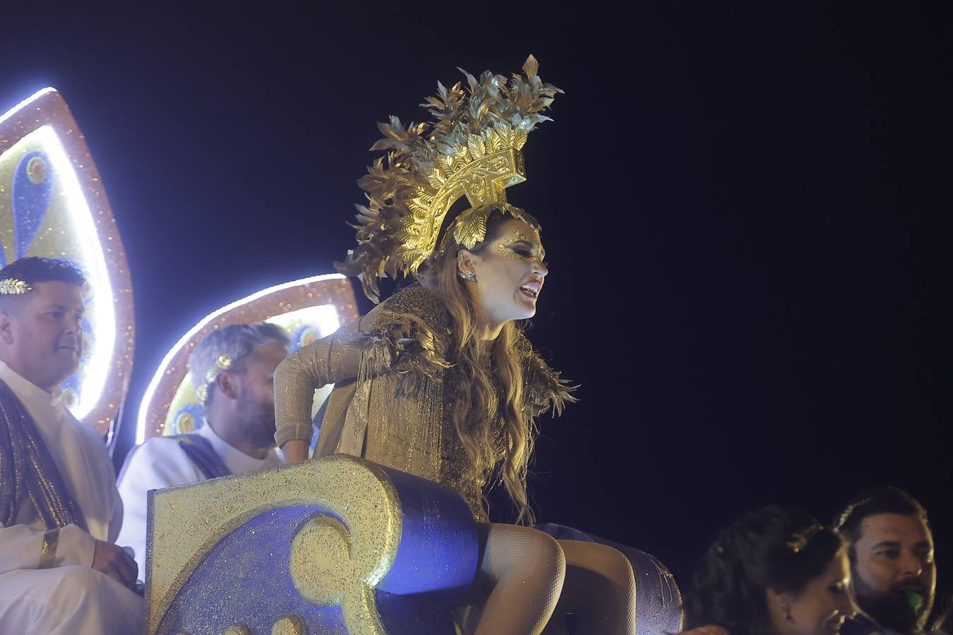 Una lluvia de regalos y caramelos hizo las delicias de las miles de personas que esperaban el paso de los Reyes Magos en Sevilla