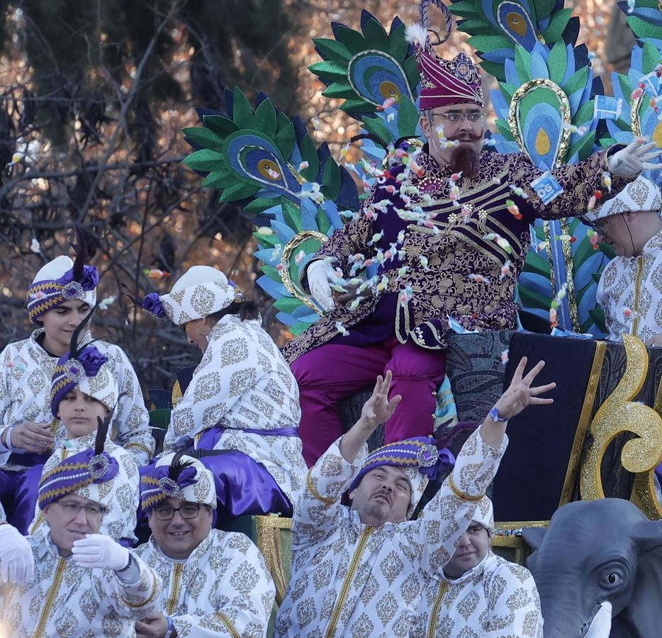Una lluvia de regalos y caramelos hizo las delicias de las miles de personas que esperaban el paso de los Reyes Magos en Sevilla
