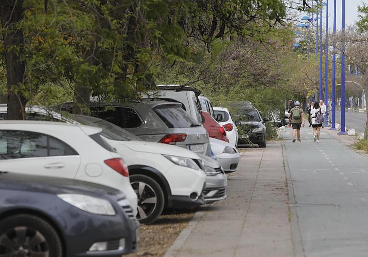 Coches aparcados en la Cartuja