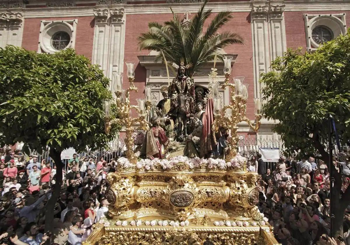 Paso de la Borriquita en el Salvador un Domingo de Ramos