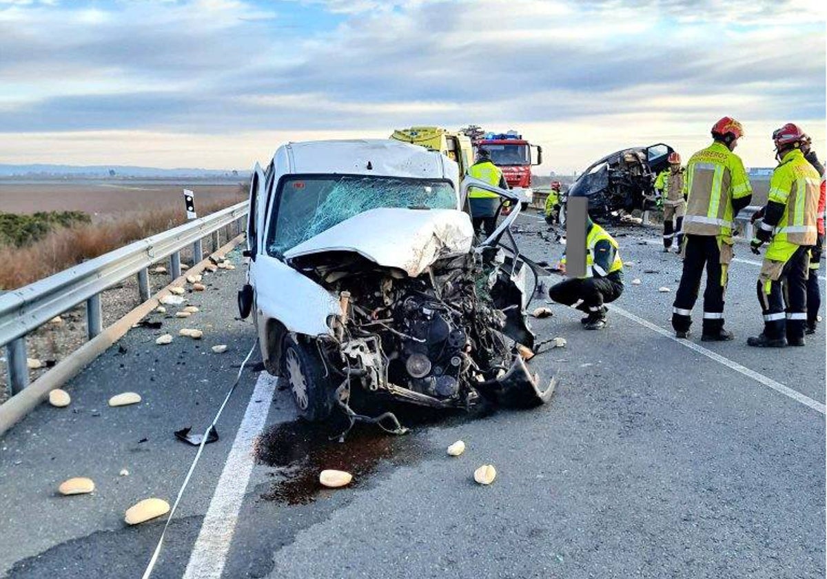 La colisión entre una furgoneta y un coche en una carretera en Alcalá ha dejado un joven de 22 años muerto