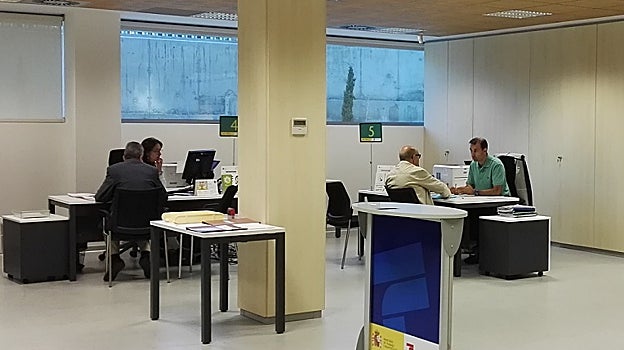 Varias personas son atendidas en una oficina del SEPE