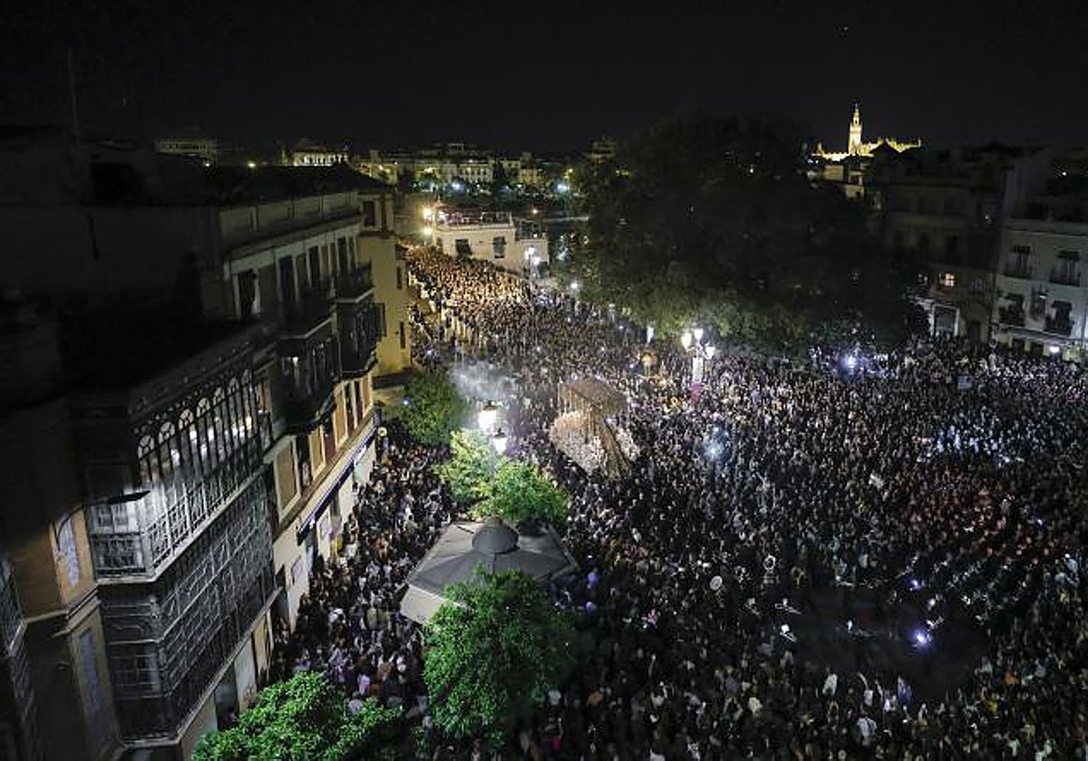 La Esperanza de Triana enfilando el Puente de Triana