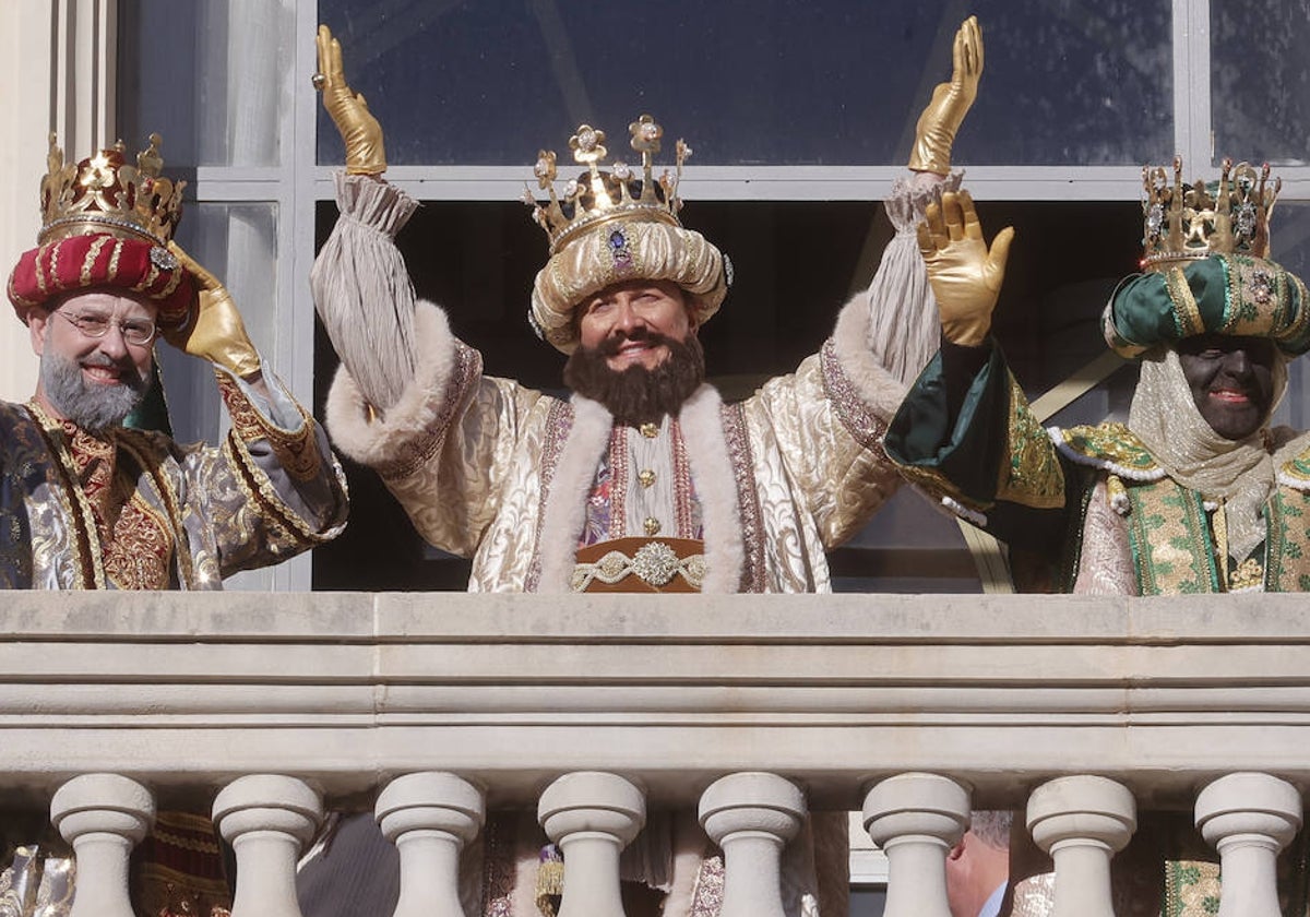 Los Reyes Magos de la Cabalgata de Sevilla 2024, durante su coronación en el Rectorado