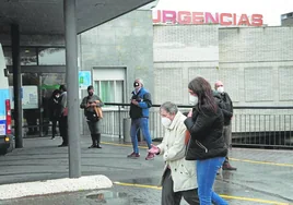 El Hospital de Valme de Sevilla retrasará operaciones no urgentes para hacer frente al brote de gripe A y virus respiratorios