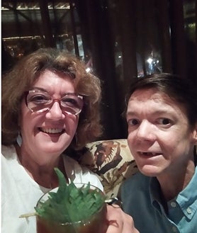 Imagen secundaria 2 -  El día de la boda del primo Joaquín, con Juan Antonio, en medio, junto a su madre. En el libro de honor puso «misión cumplida». Debajo, con el doctor Jaime Boceta, jefe del equipo de soporte de Cuidados Paliativos del Virgen Macarena. A la derecha, Juan Antonio con su madre, Margarita López