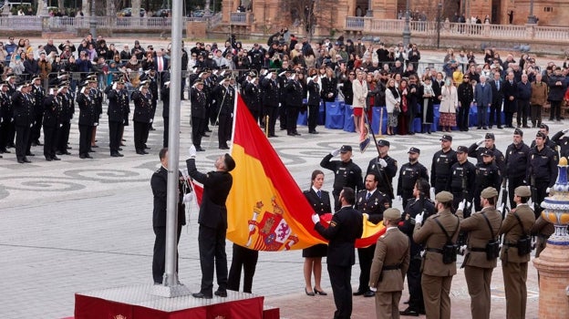 Izado de bandera esta mañana en la Plaza de España