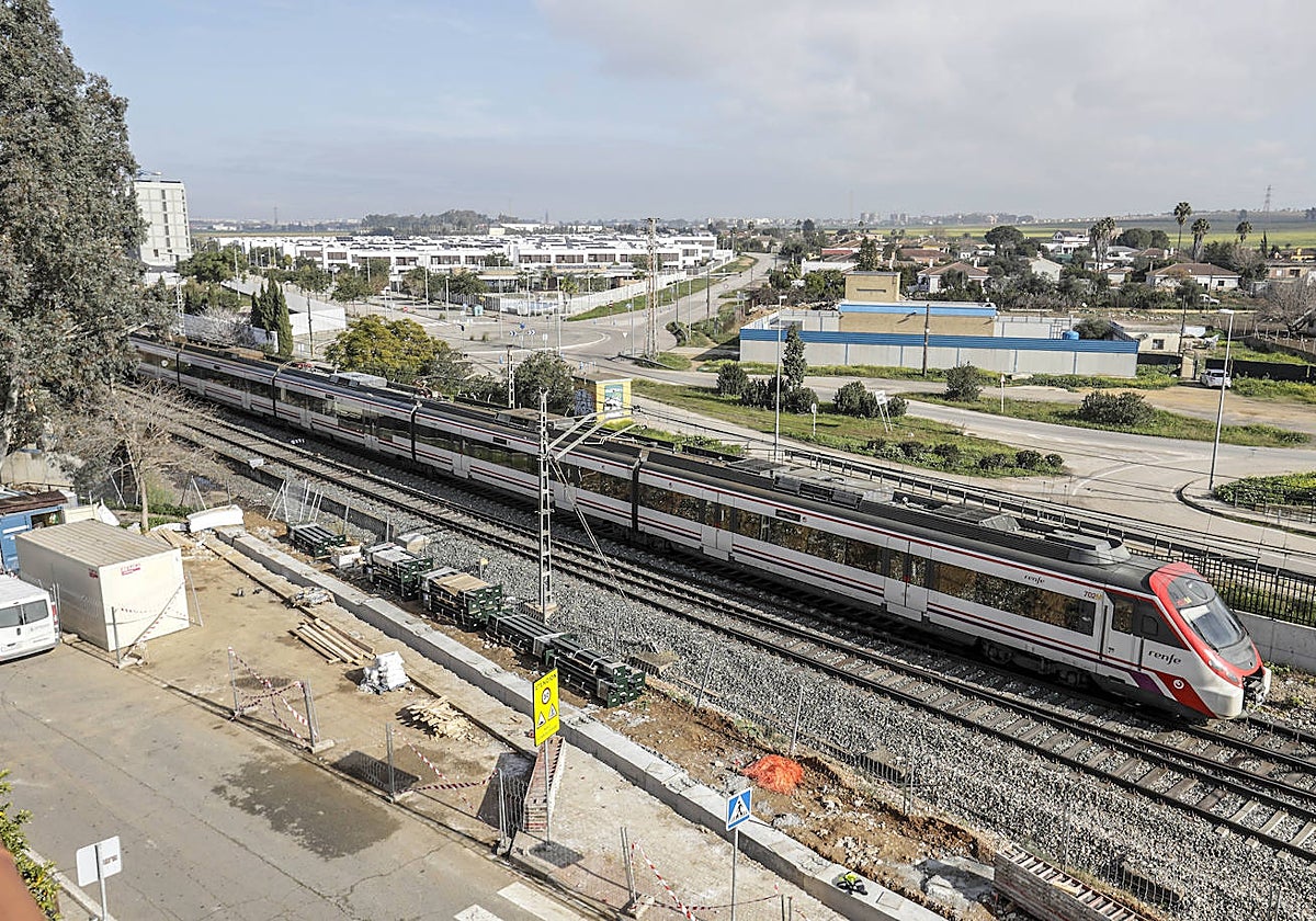 Las vías del tren de cercanías separan Pítamo Sur de Bellavista