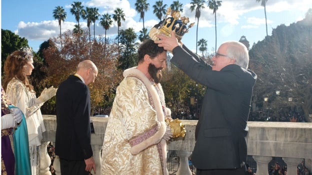 El Arzobispo coronando a Gaspar