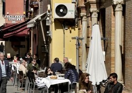 Más multas a los veladores ilegales de Sevilla de bares con el doble de sillas permitidas