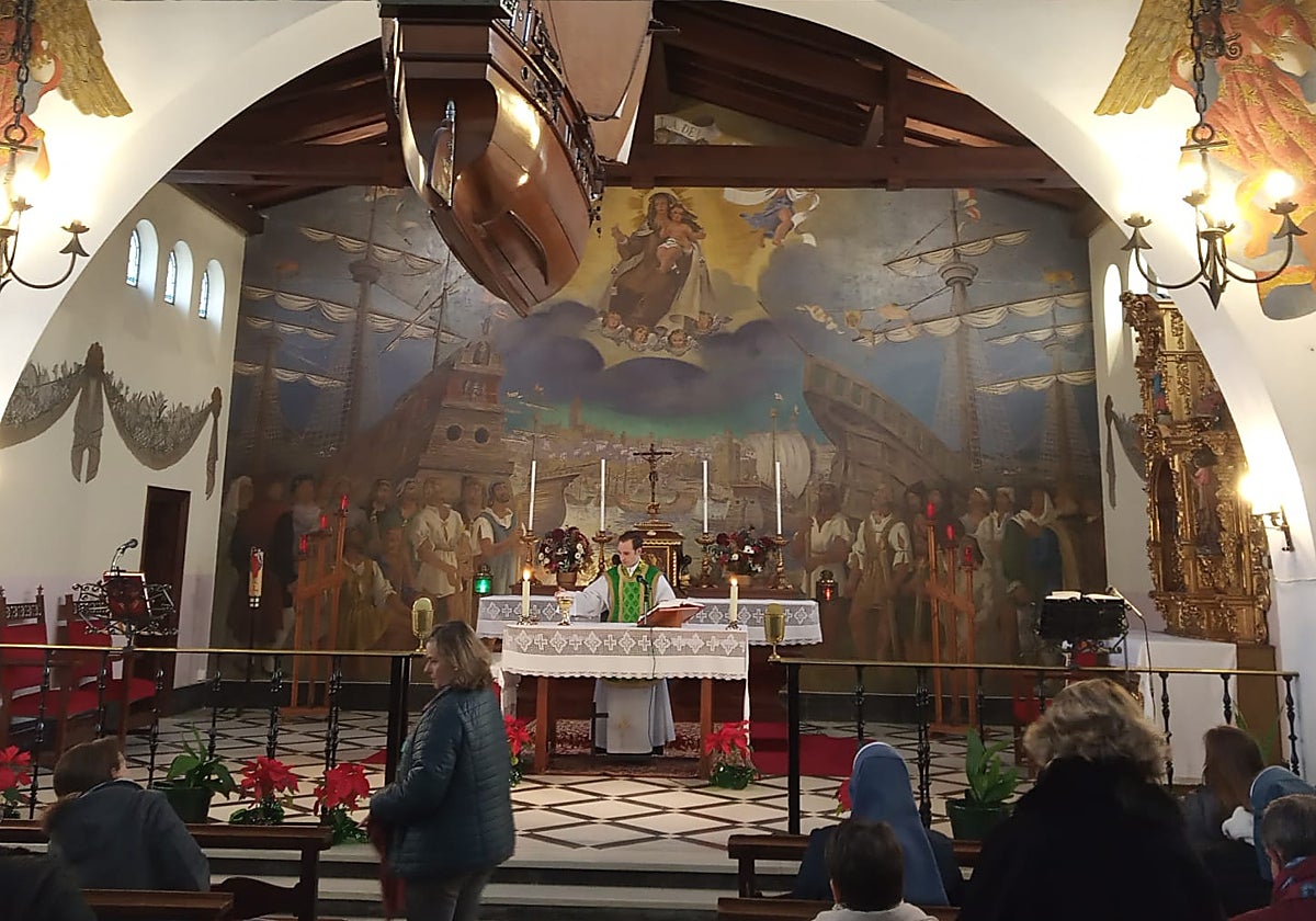 Misa en la iglesia del Carmen, en la barriada Elcano