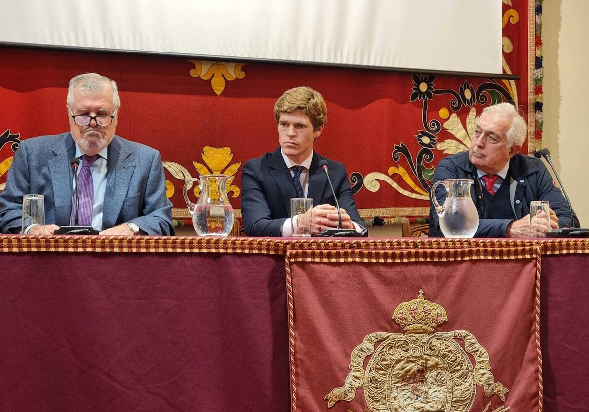 Carlos Crivell, Borja Jiménez y Miguel Serrano, este martes en el Salón de Carteles de la Real Maestranza