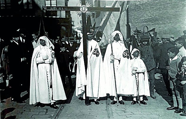 La cruz de guía por la parroquia de San Pedro en los años 30