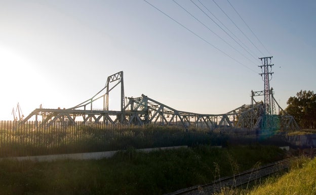 La estructura del Puente de Hierro en la parcela del Puerto de Sevilla 2012