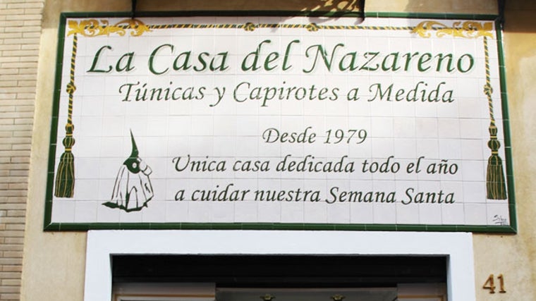 Cinco lugares donde comprar la túnica de nazareno en Sevilla