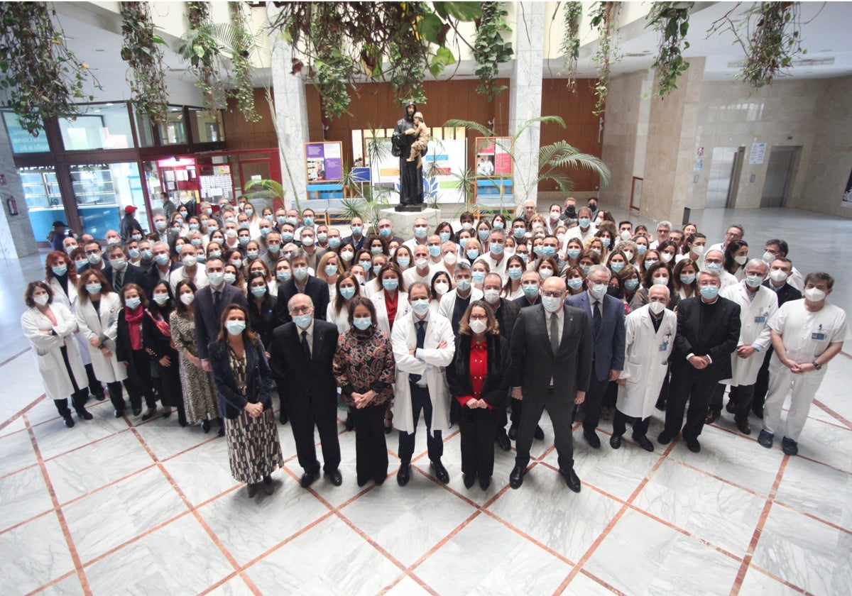 Foto de familia con los profesionales del centro sanitario aljarafeño