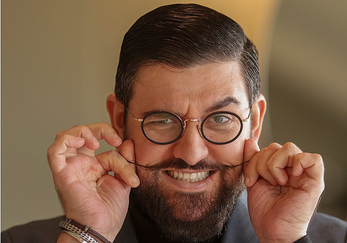 Manu Sánchez en una terraza de un conocido hotel sevillano antes de la entrevista