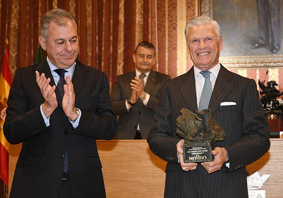 Juan Antonio Ruiz 'Espartaco' recoge el galardón de manos del alcalde la ciudad