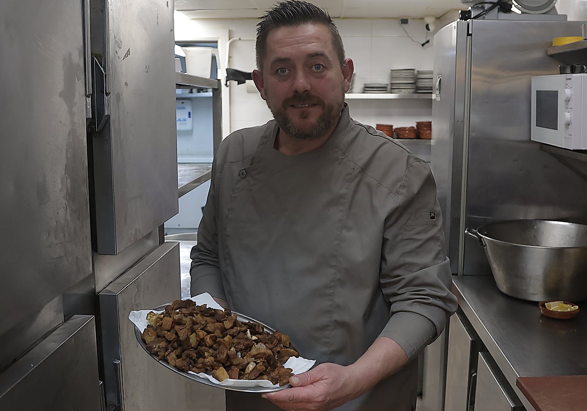 José Antonio Sevilla posa con un plato de chicharrones