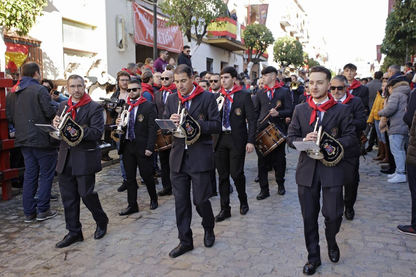 Momentos del encierro celebrado este sábado en La Puebla del Río