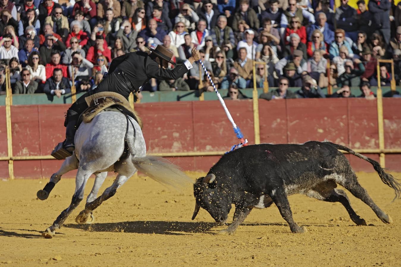 Momentos del encierro celebrado este sábado en La Puebla del Río