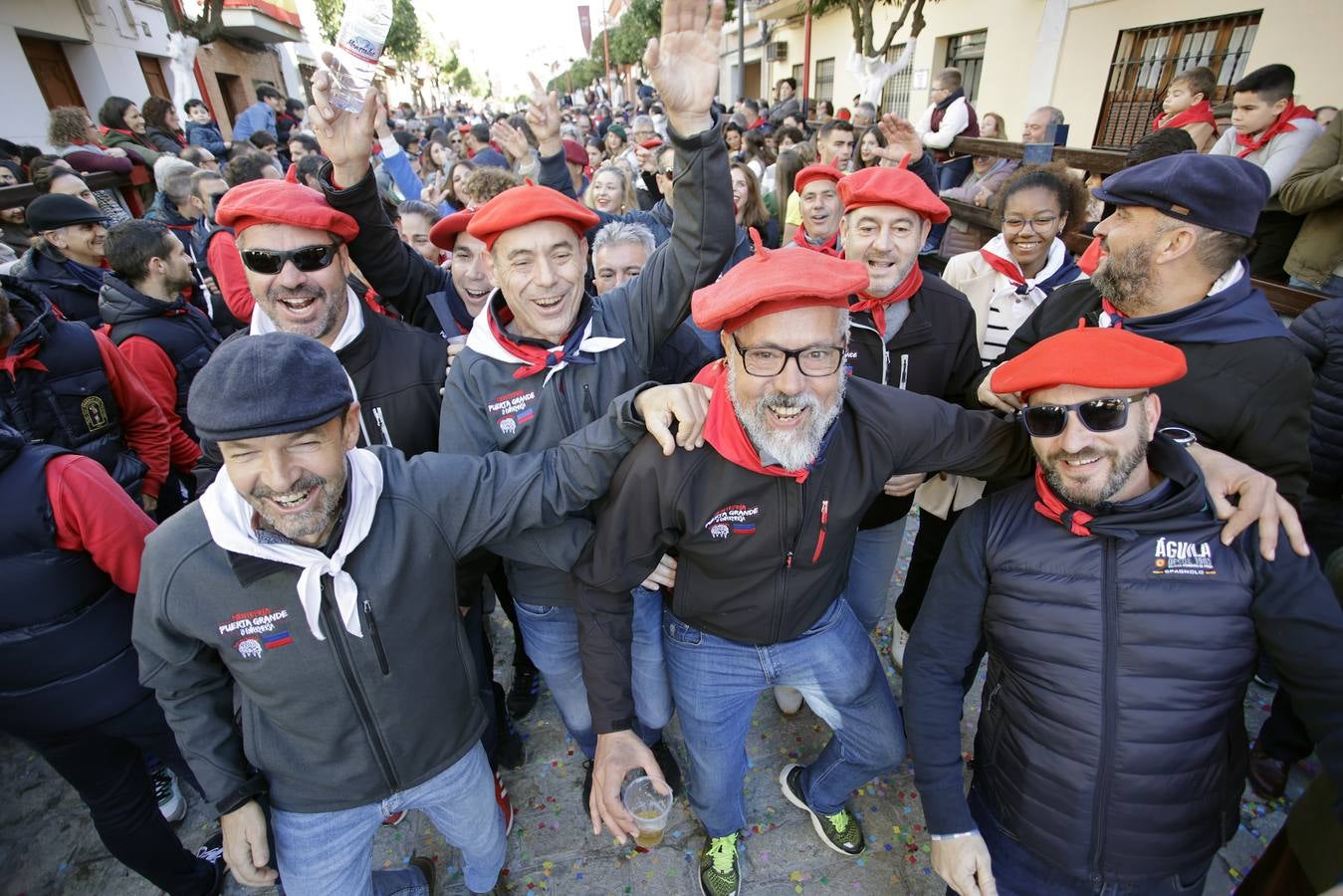 Momentos del encierro celebrado este sábado en La Puebla del Río