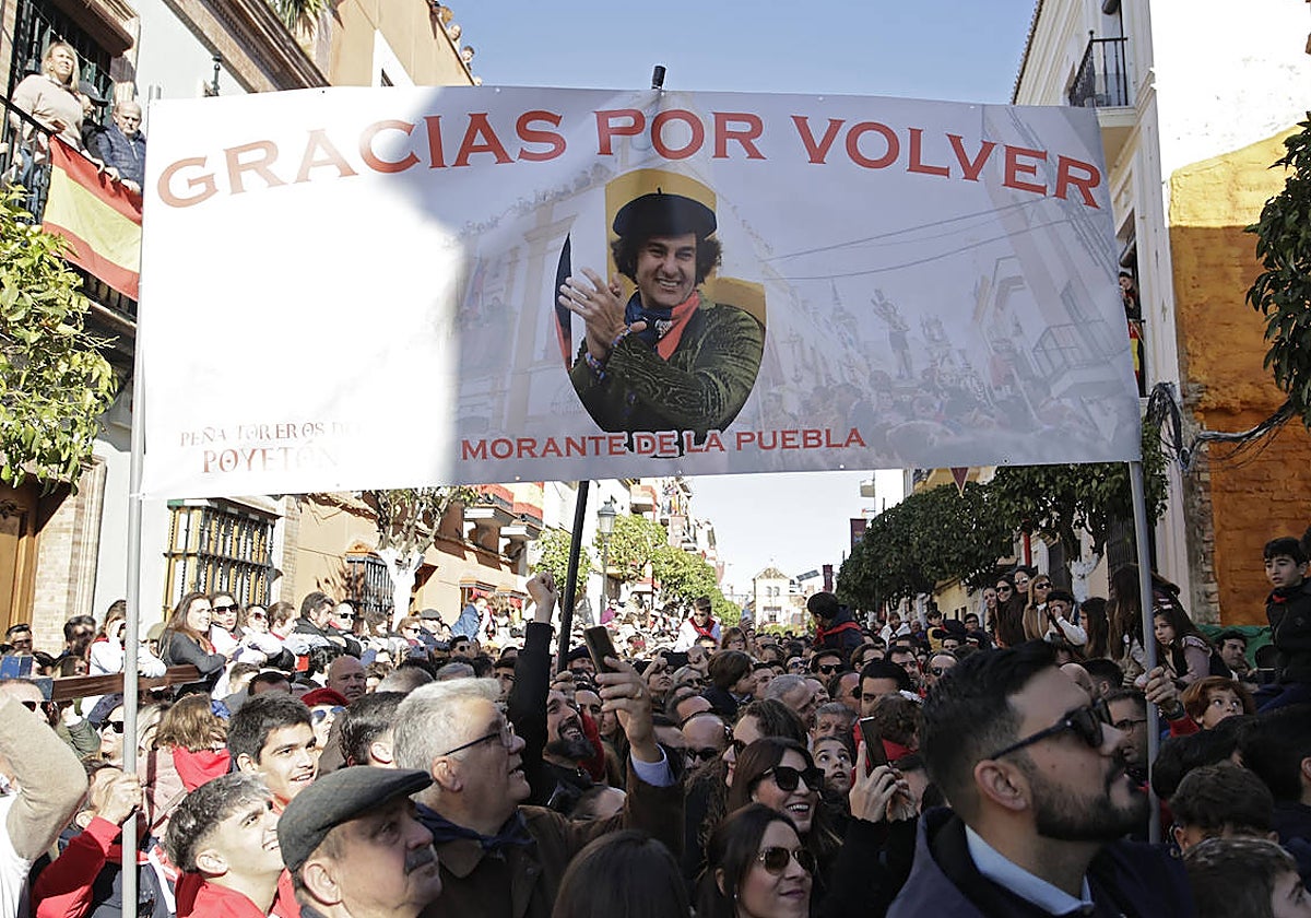 Los vecinos de La Puebla del Río portaron una pancarta de agradecimiento a Morante de la Puebla