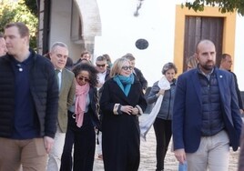 En imágenes, Hillary Clinton como una turista más por el casco histórico de Sevilla