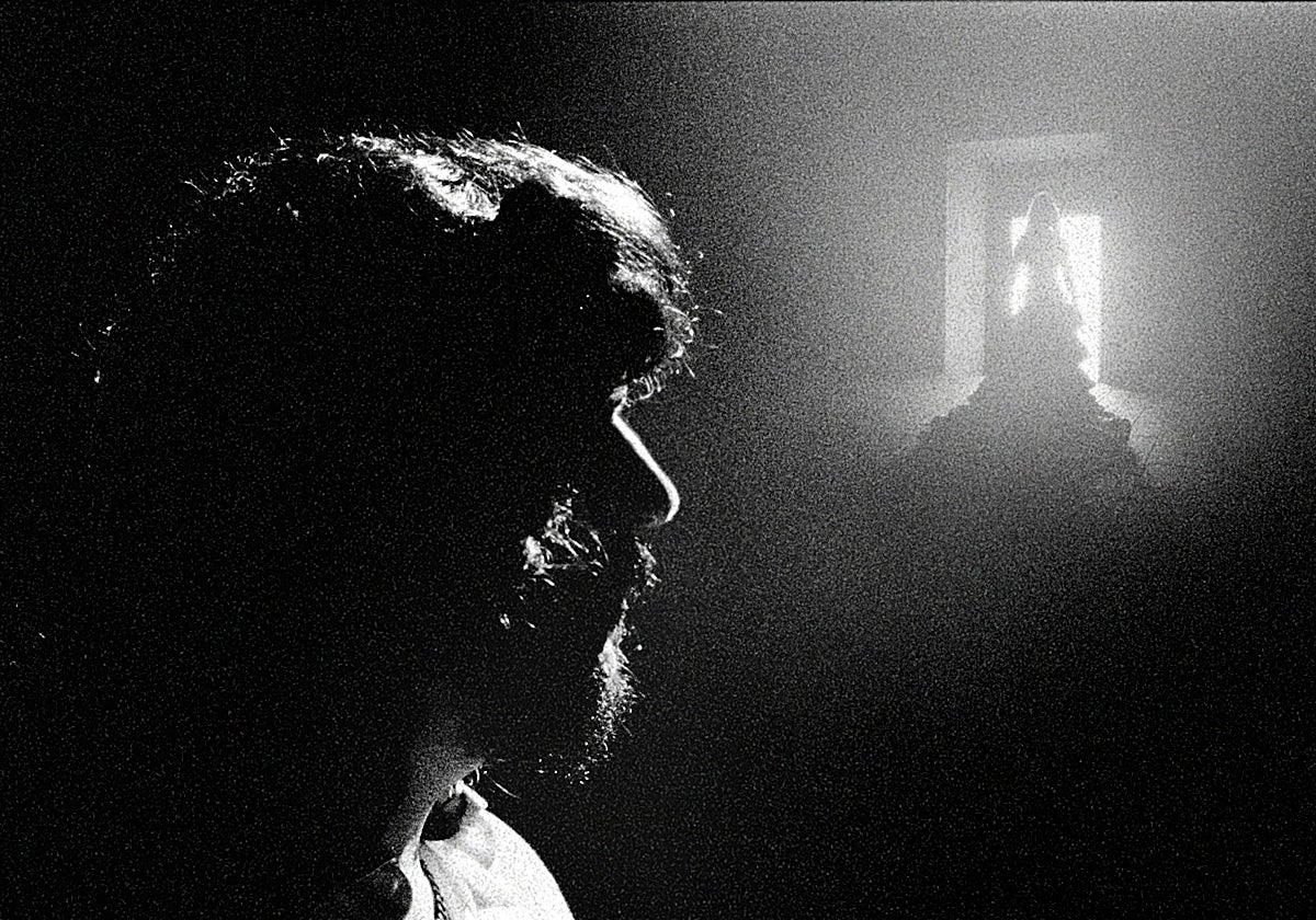 Una captura del spot de Cruzcampo, con Camarón de perfil y la flamenca de fondo