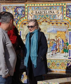 Imagen secundaria 2 - La política norteamericana fotografiándose en las cerámicas dedicadas a la provincia de Barcelona y paseando por el monumento erigido para la Exposición Iberoamericana de 1929